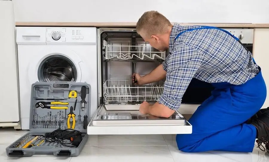 Karapürçek Finlux servisi teknisyen ekibi beyaz eşya tamiri yaparken
